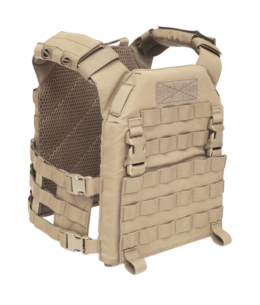 Vooraanzicht van de Warrior RPC Recon Plate Carrier in Coyote Tan, met een strak ontwerp en molle-systeem voor veelzijdige configuraties